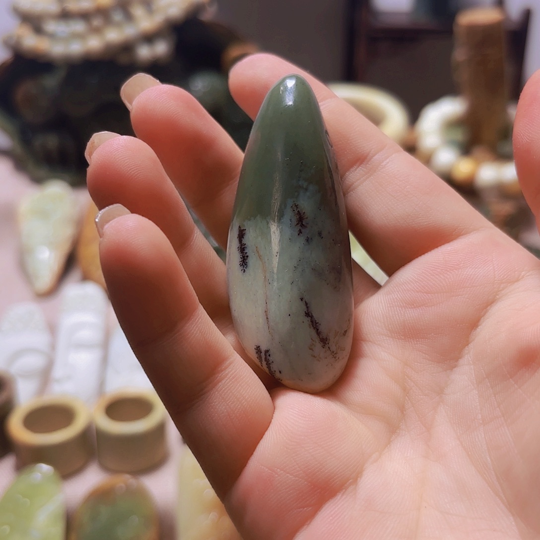 未镶嵌岫岩河磨玉（透闪石质玉）挂件