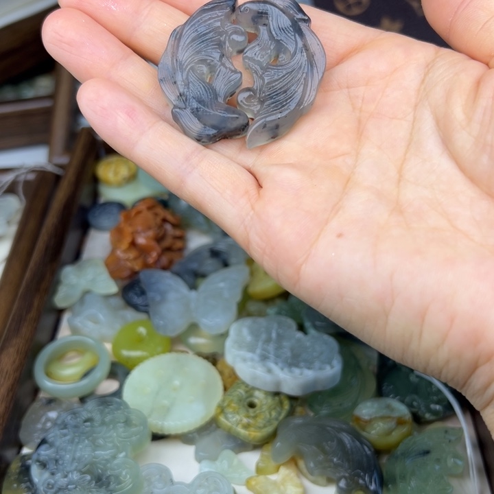 蛇纹石玉未镶嵌颈饰