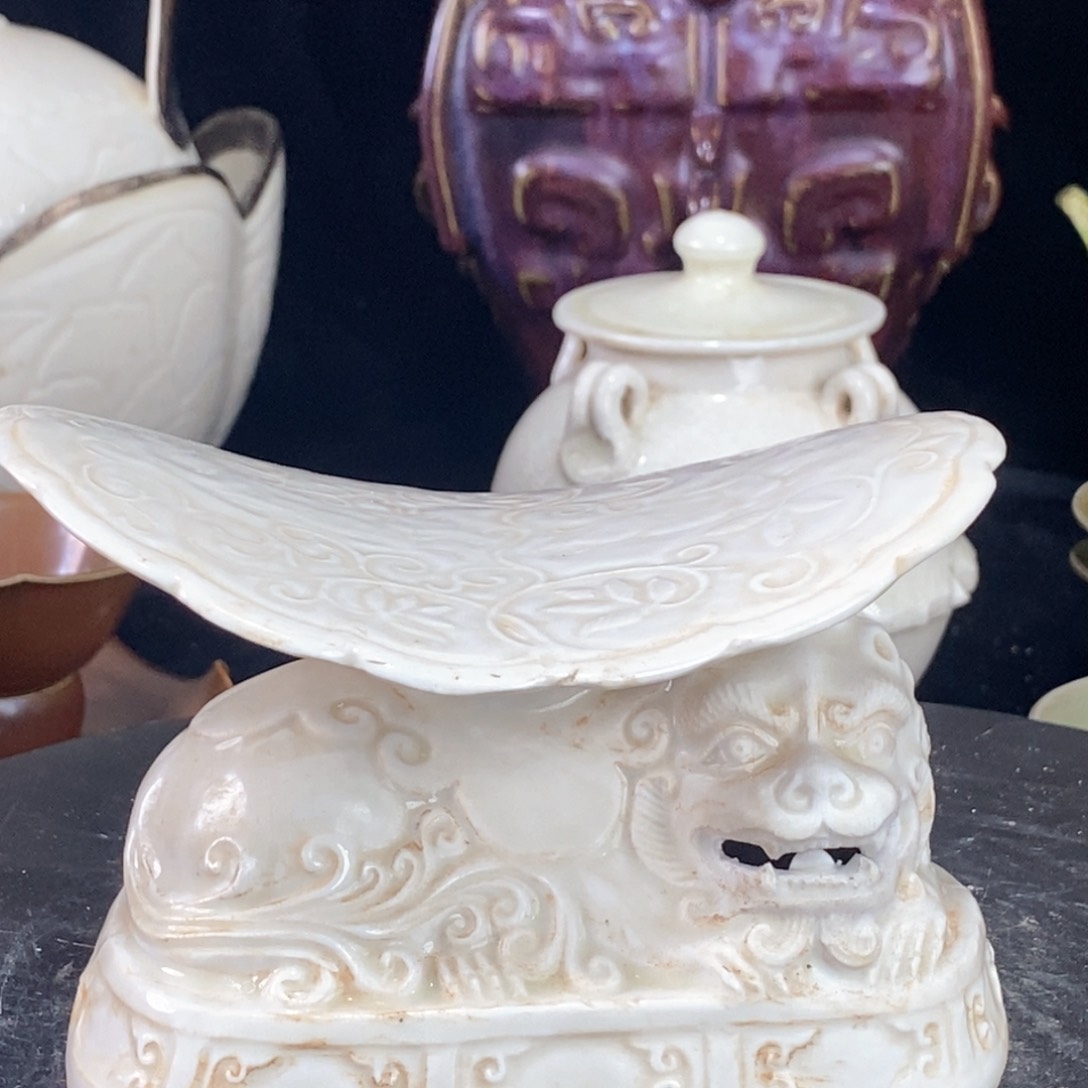 摆件定窑狮子瓷枕