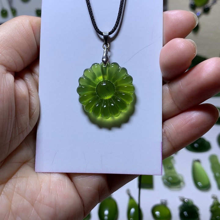 岫玉未镶嵌颈饰吊坠