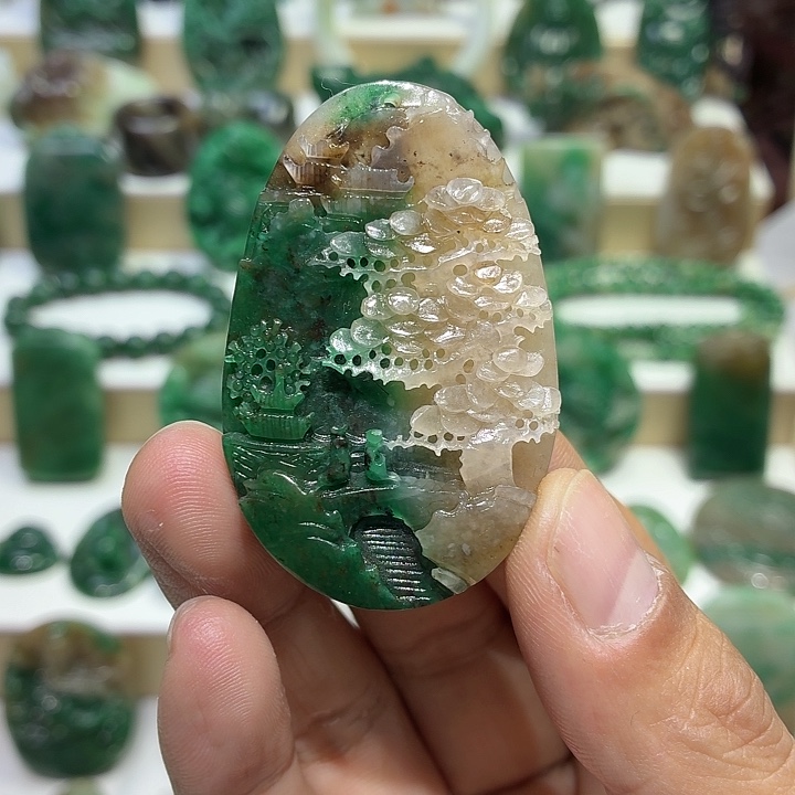 独山玉未镶嵌颈饰山水牌