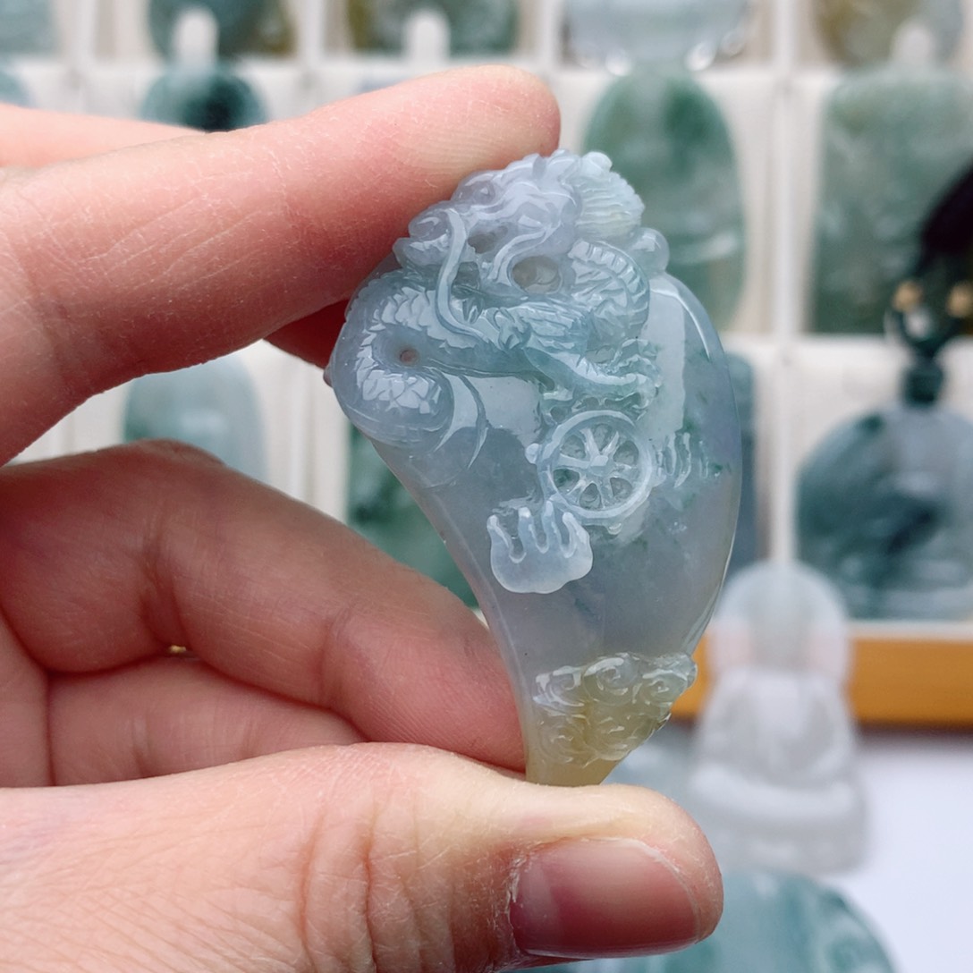 翡翠颈饰未镶嵌龙牙