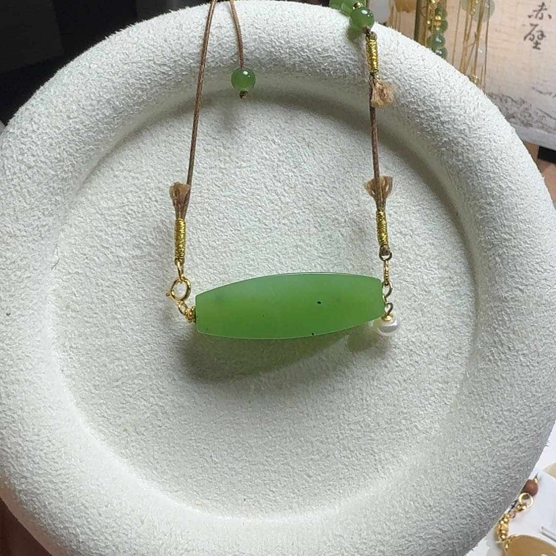 I***೨和田玉未镶嵌颈饰苹果绿时来运转两戴