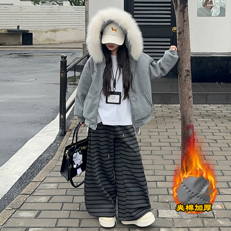 【嘻嘻柚】女童美式复古夹棉毛领外套2025冬季连帽棉衣加绒条纹裤潮