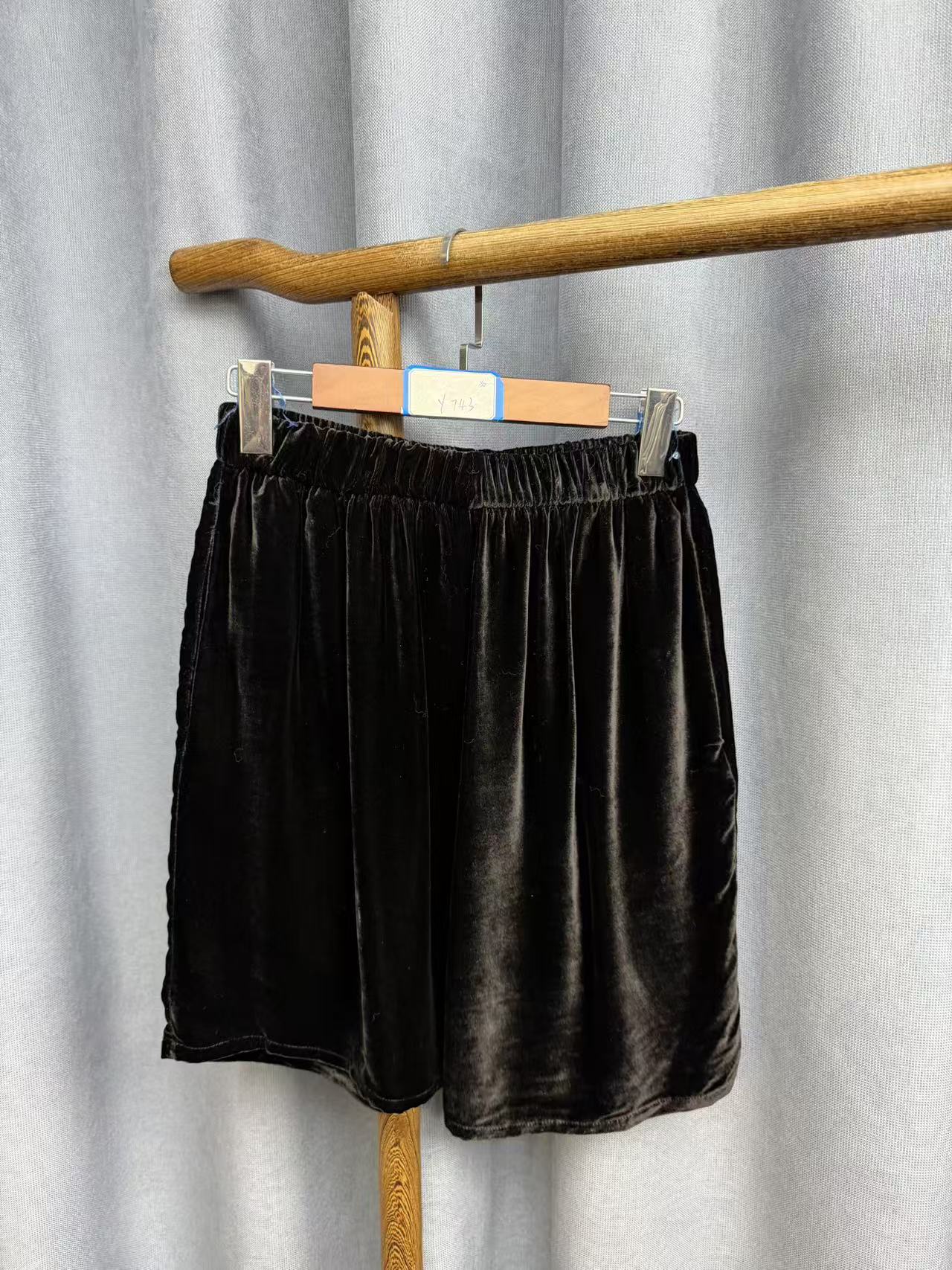 （瑕疵）秋季新款简约百搭宽松桑蚕丝直筒短裤女Y743