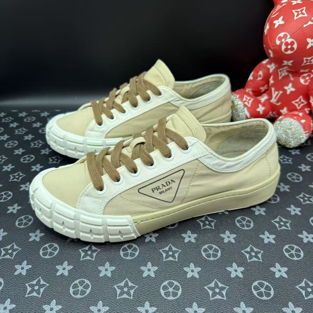 95新 Prada/普拉达 白色经典三角标大logo板鞋42欧码 ddm3363