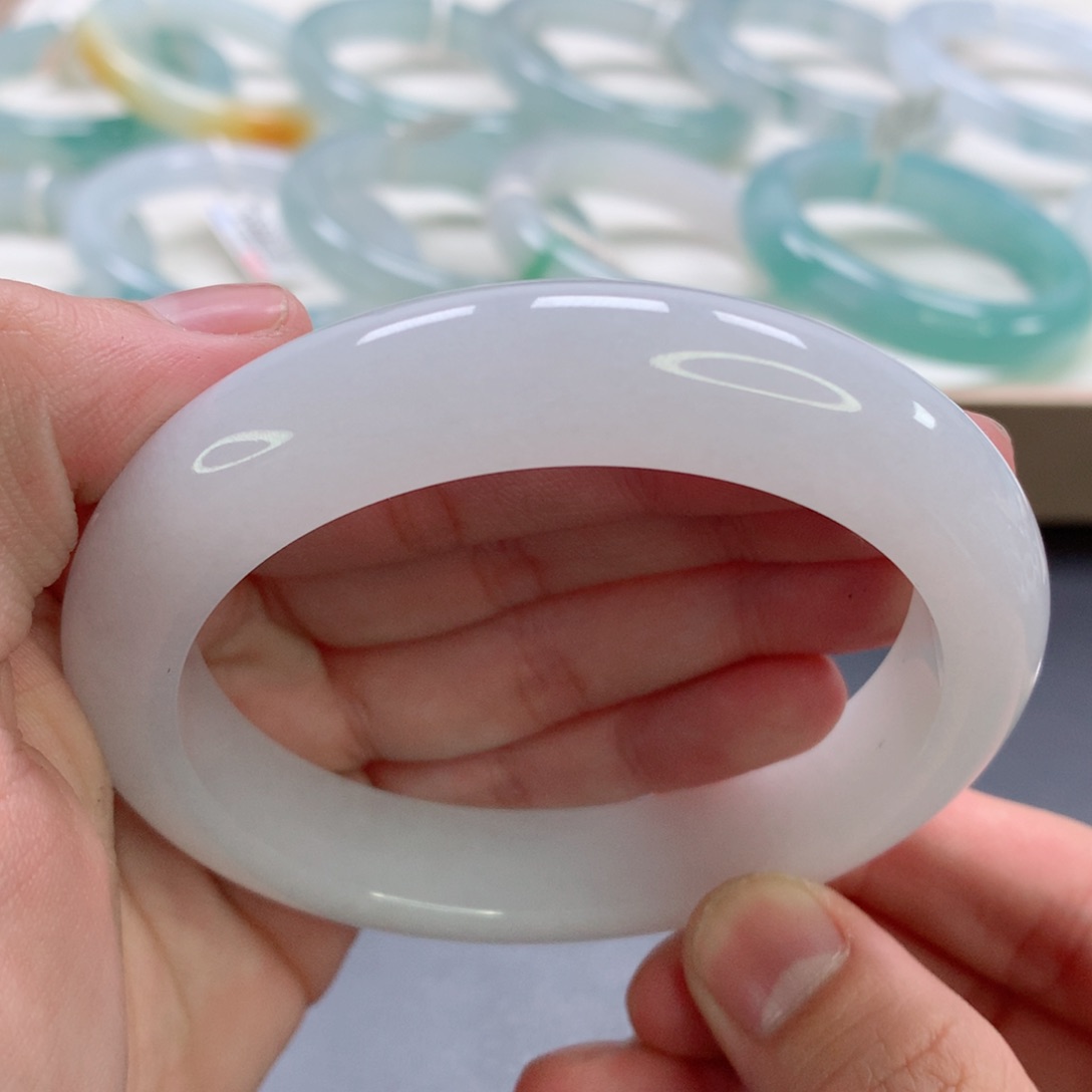 翡翠手镯未镶嵌碗***豆翡翠手镯