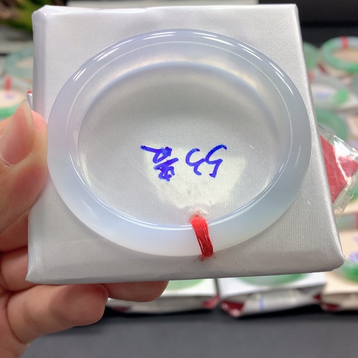 翡翠手镯未镶嵌翡翠