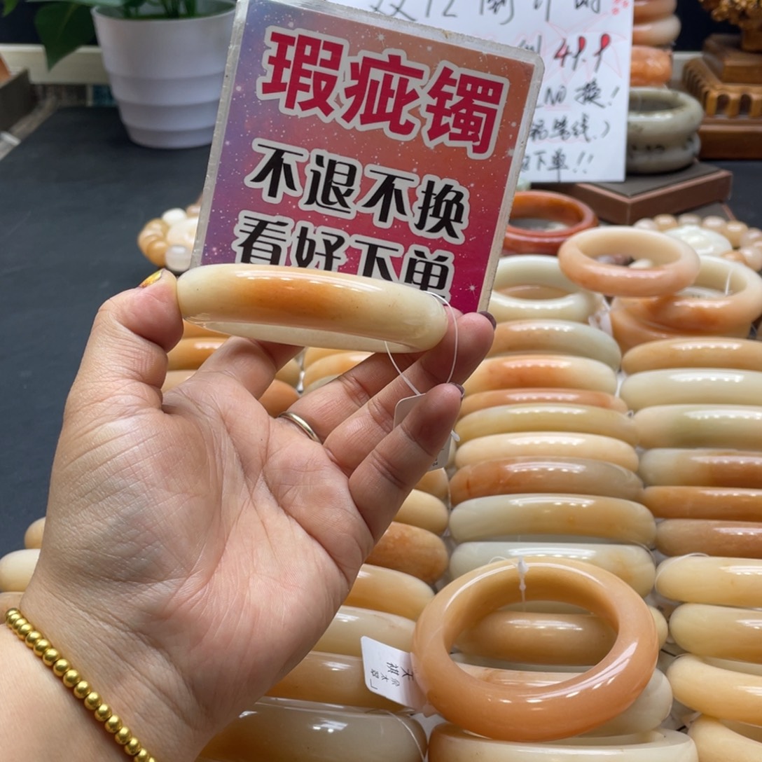 小***力石英岩玉未镶嵌手镯