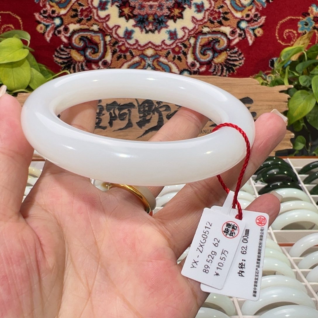 未镶嵌手镯和田玉时尚新疆和田玉泥鳅背白玉手镯