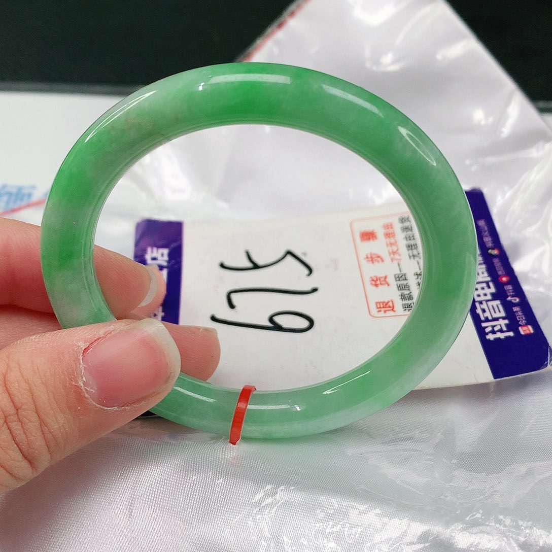 翡翠手镯未镶嵌翡翠