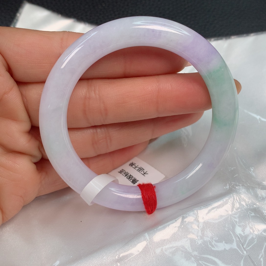 翡翠手镯未镶嵌………..