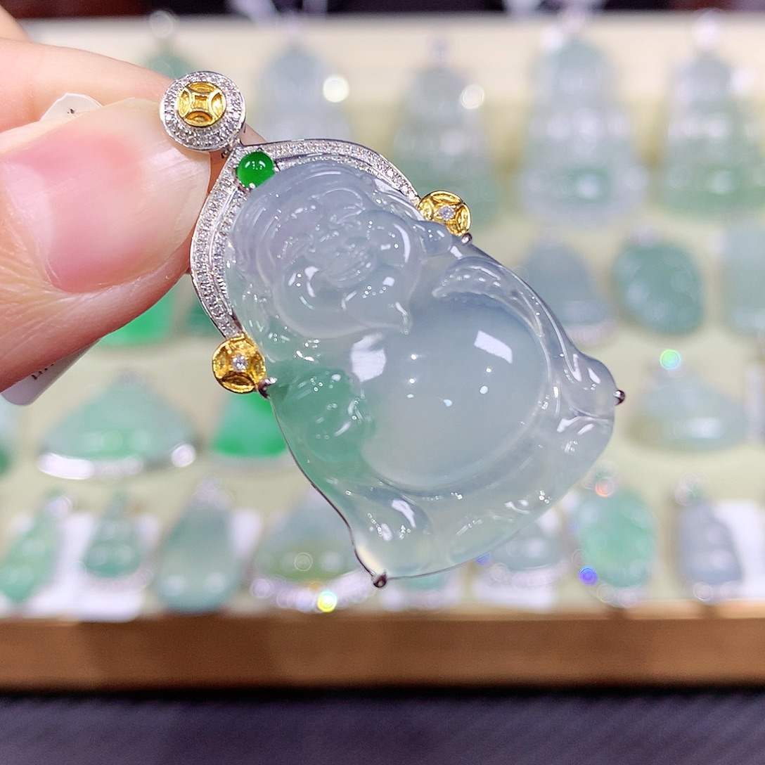 翡翠18K金镶嵌颈饰财神爷