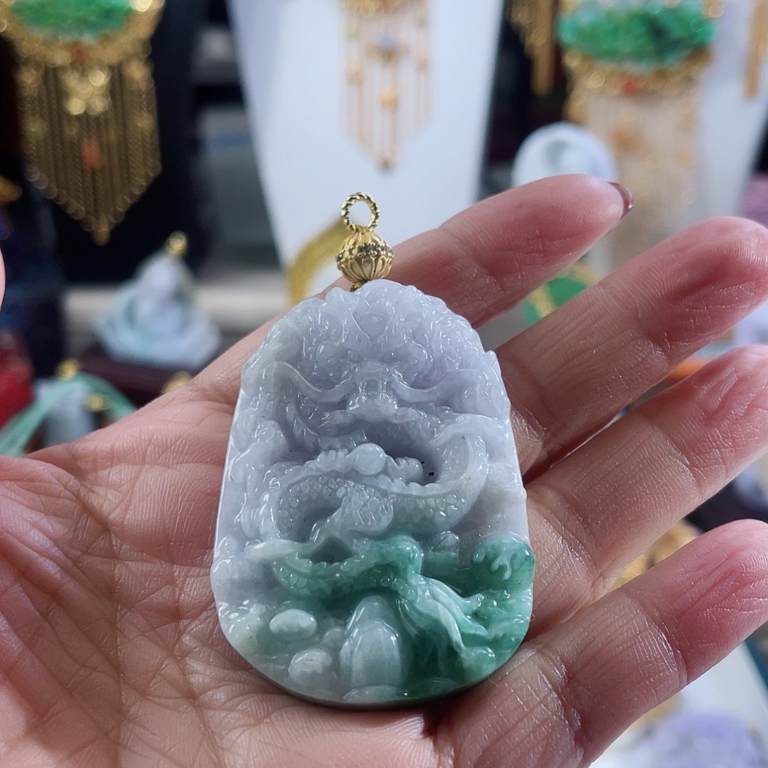 翡翠颈饰未镶嵌龙春彩吊坠