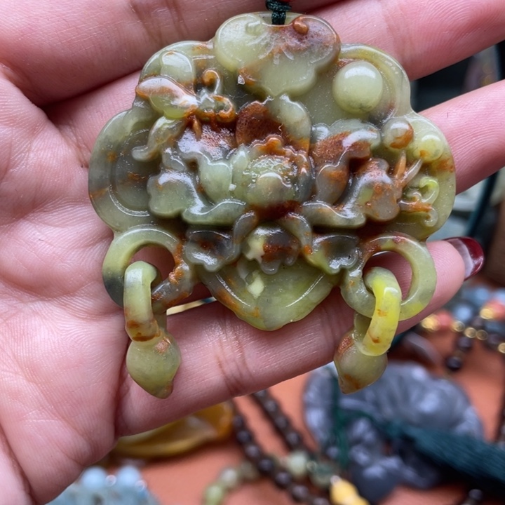 蛇纹石玉吊坠合金