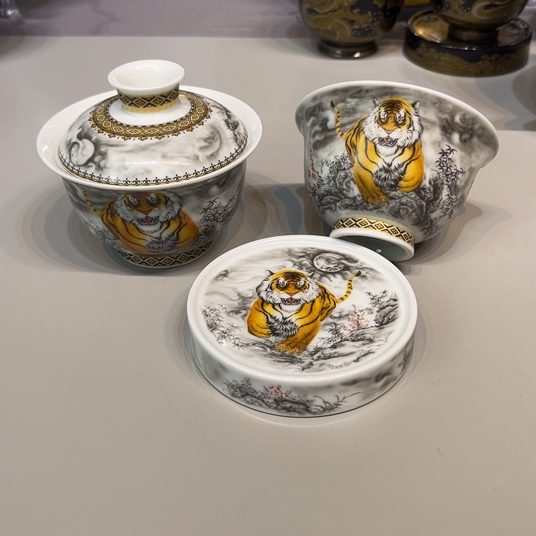 王***.景德镇陶瓷艺术品