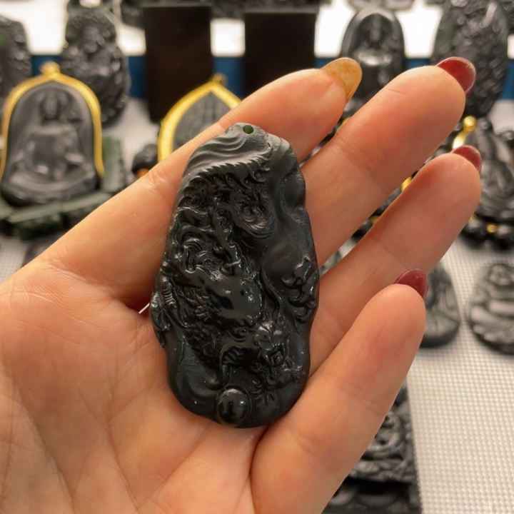 蛇纹石玉吊坠未镶嵌中****神