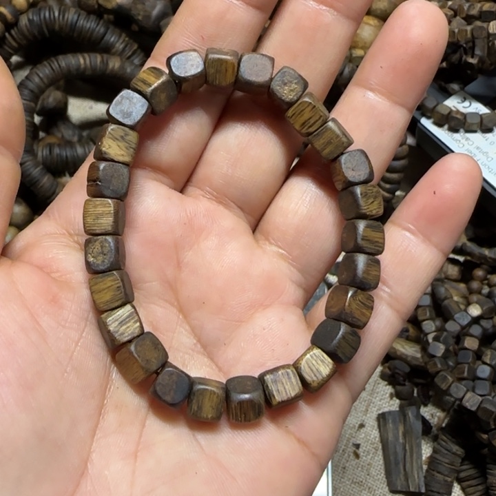 C***.沉香碎屑沉香方糖6mm
