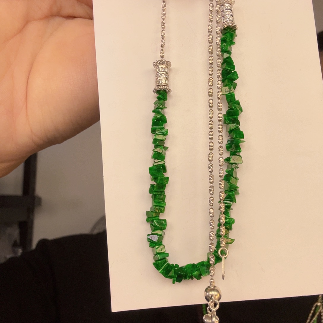 翡翠未镶嵌颈饰一件