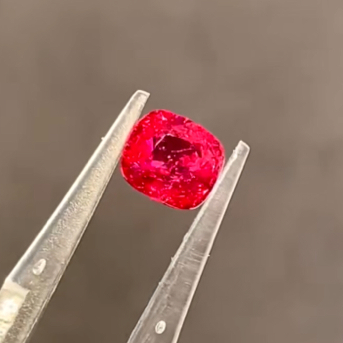 无烧绝地尖晶石0.74克拉石头包裹着绚丽的火彩晶体通透犀利璀璨