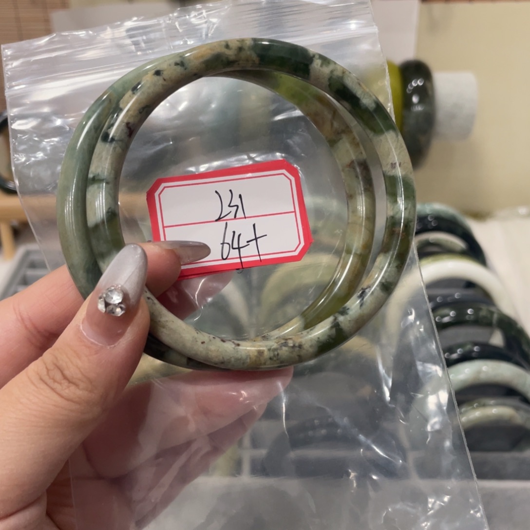 蛇纹石玉手镯未镶嵌