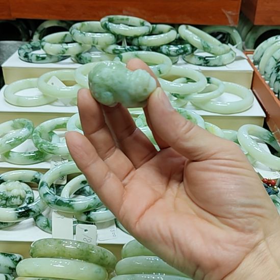 透闪石-蛇纹石玉未镶嵌颈饰