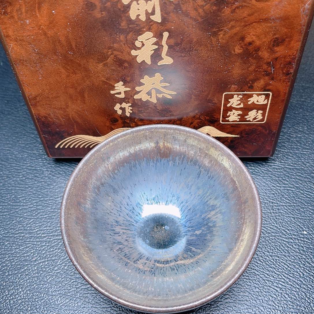 茶盏滴滴答答地流