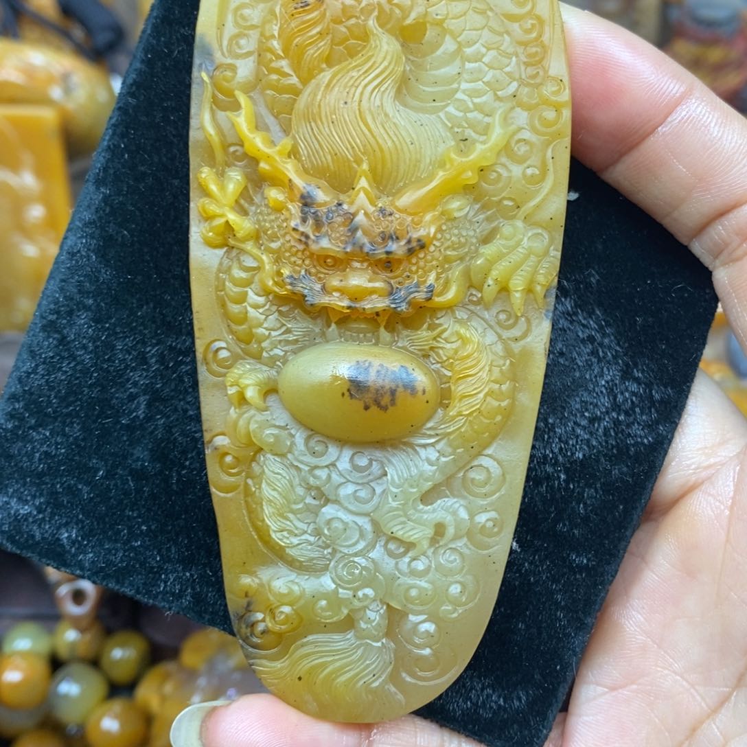 未镶嵌石英质玉（黄龙玉）颈饰
