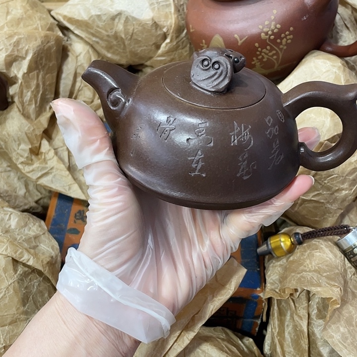 紫砂茶壶原矿泥料，手工制作的一把紫砂壶。