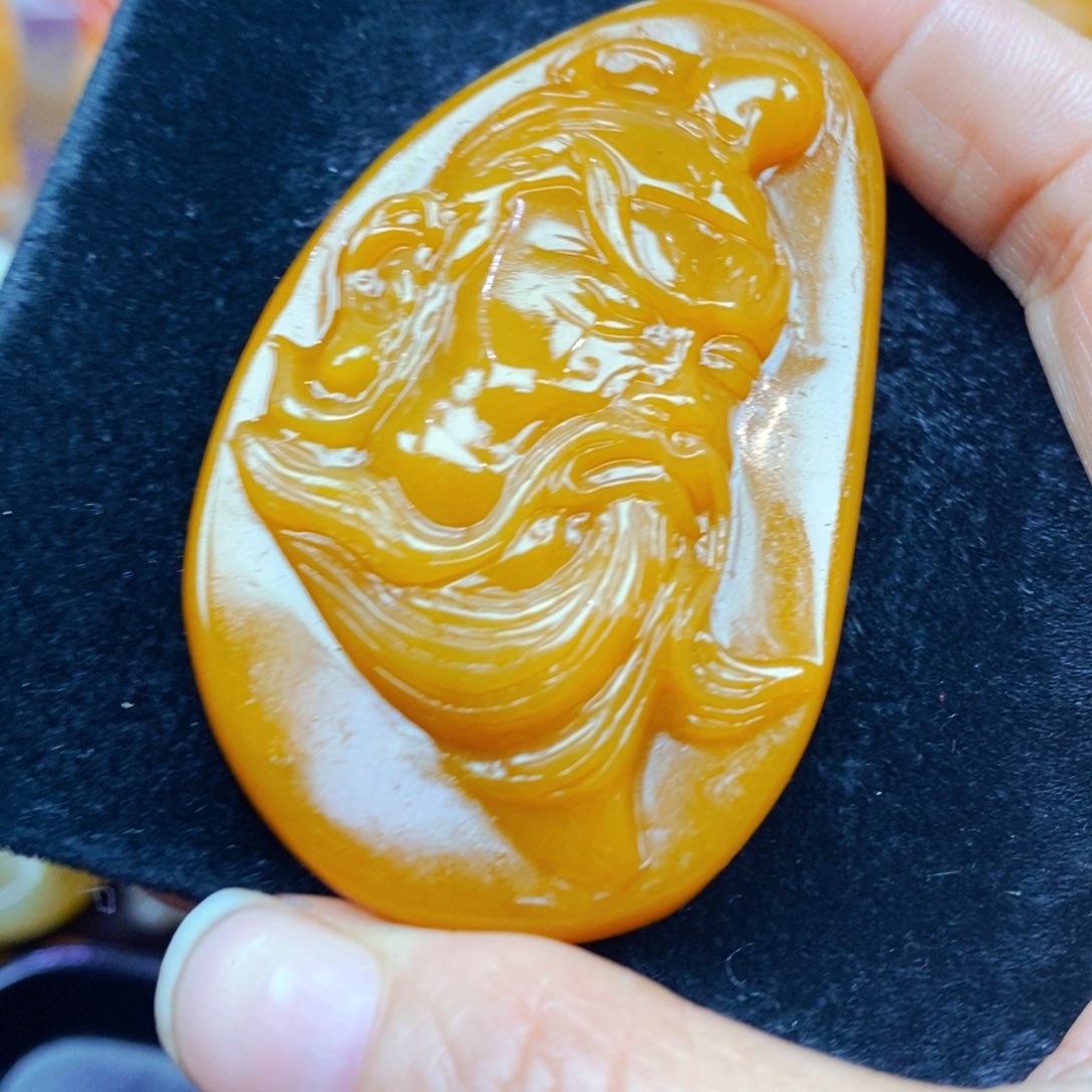 未镶嵌石英质玉（黄龙玉）颈饰