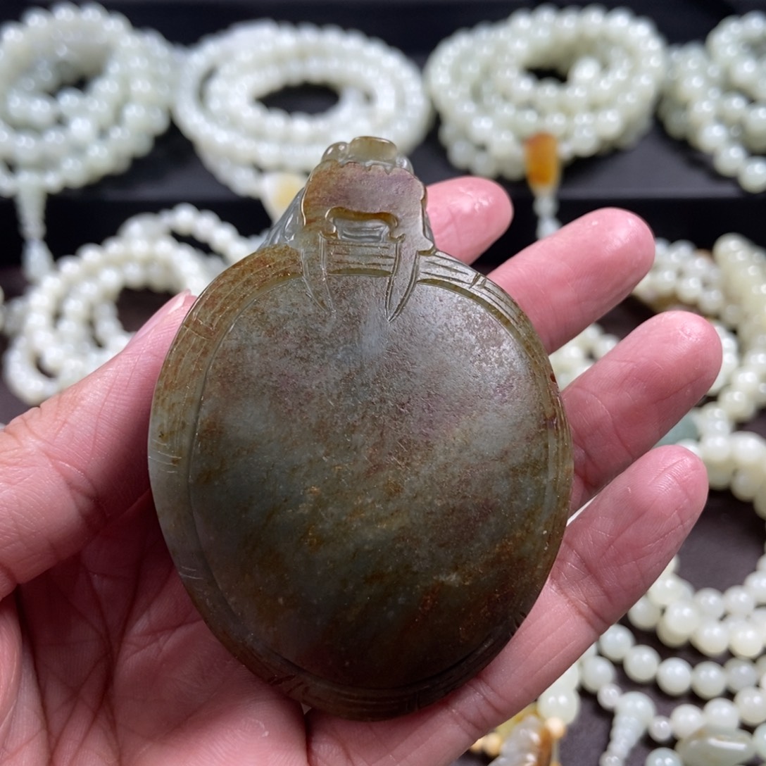 和田玉未镶嵌把件