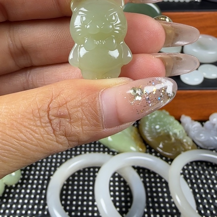 和田玉未镶嵌吊坠(赠链)