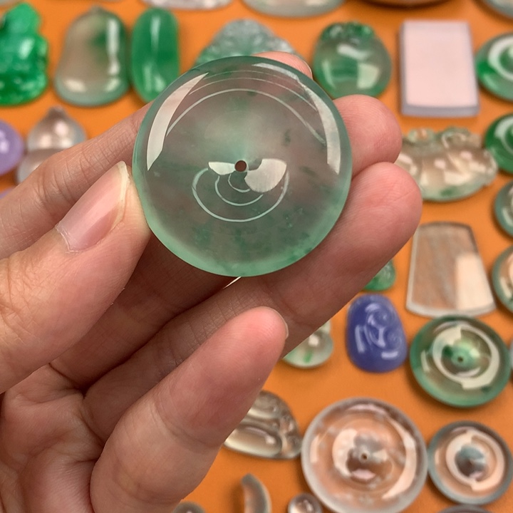 翡翠挂件未镶嵌…..