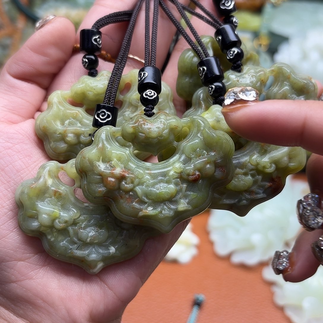 蛇纹石玉未镶嵌颈饰