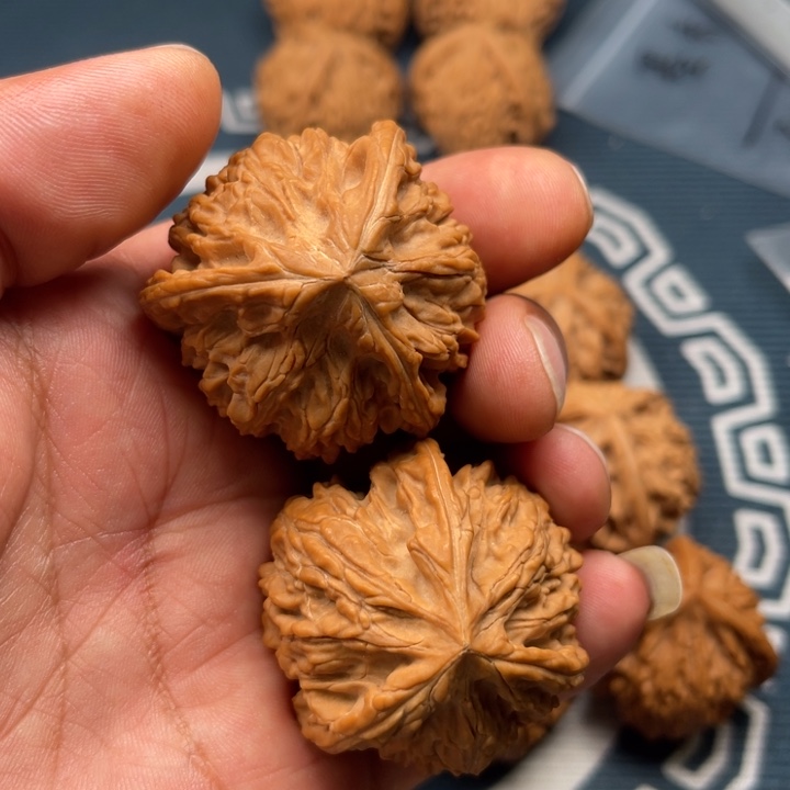 文玩核桃吊坠今****美三棱