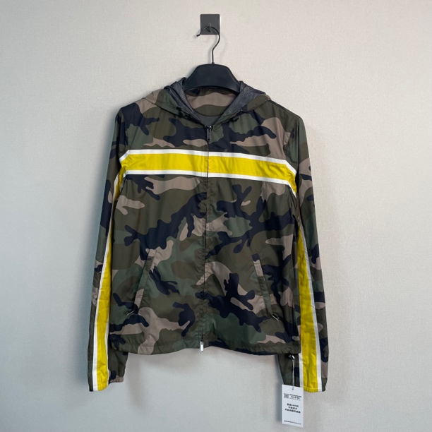 99新 Valentino/华伦天奴 迷彩拼接款冲锋衣/46码/价15000