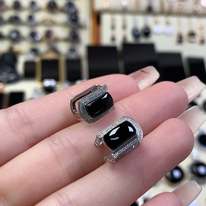 翡翠18K金镶嵌耳饰墨翠