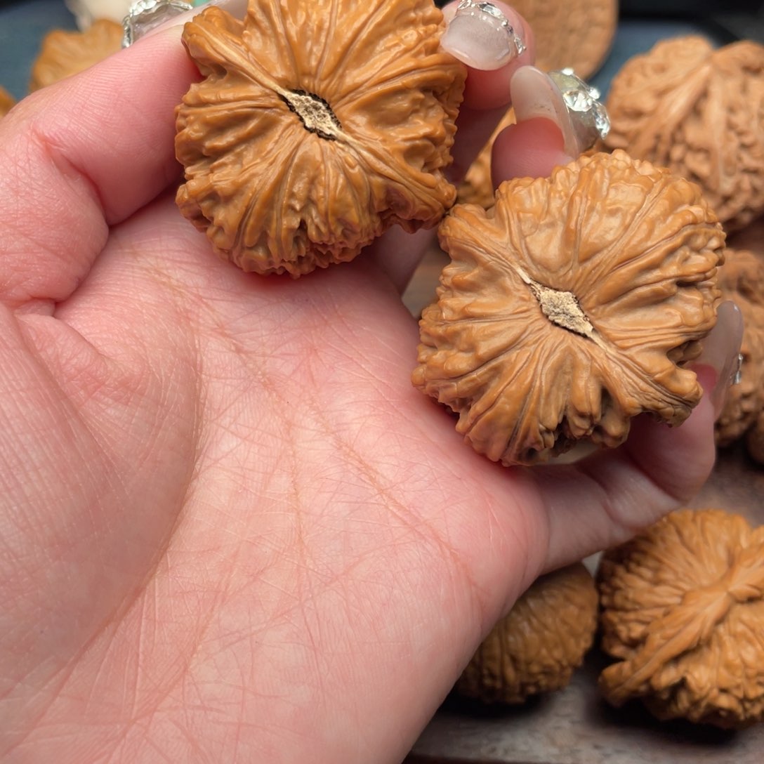 文玩核桃吊坠全品大肚球白42，卡姿兰底