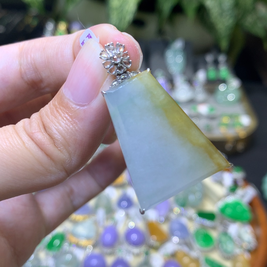 颈饰18K金镶嵌翡翠