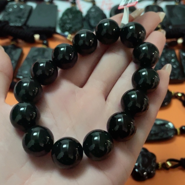 翡翠颈饰未镶嵌罗***?