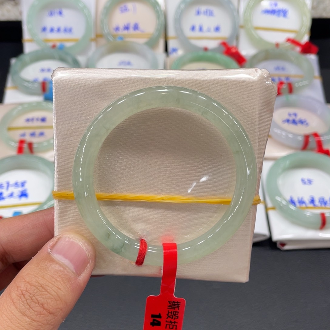 翡翠手镯未镶嵌缅甸翡翠