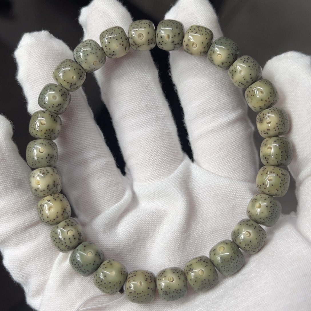 星月菩提吊坠9/8翡翠绿丹凤眼一线天