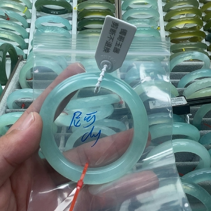 尼****蛇纹石玉未镶嵌手镯