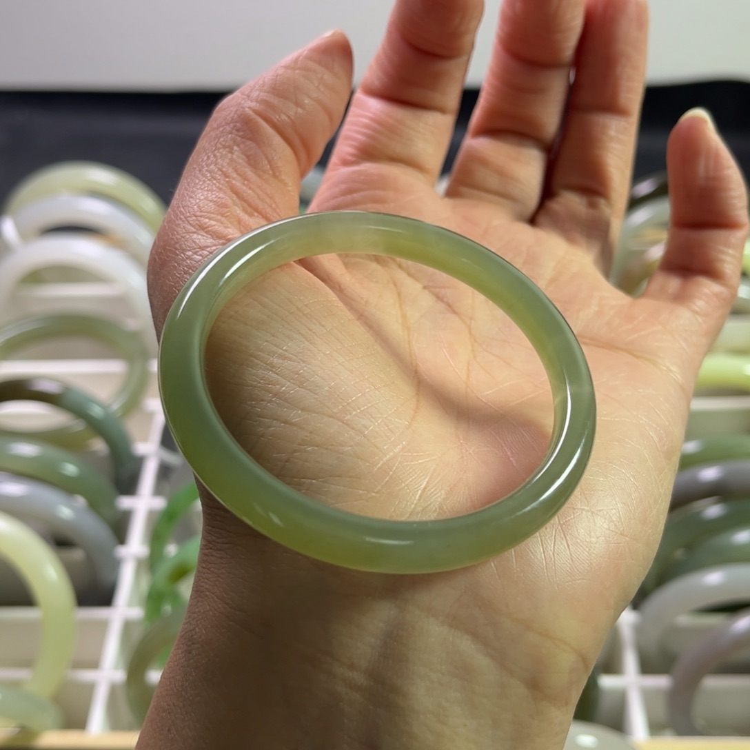 和田玉手镯53圈口未镶嵌