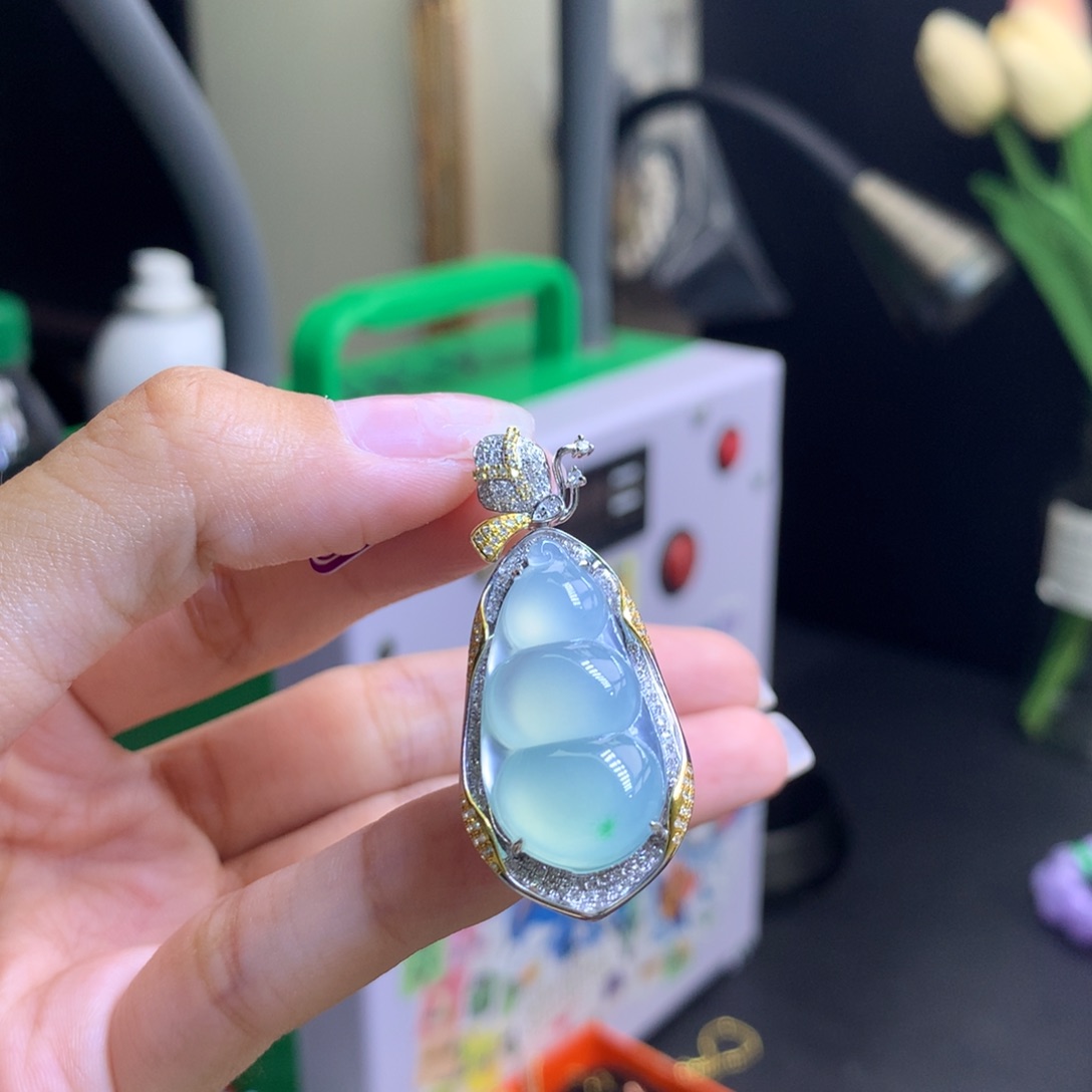 翡翠18K金镶嵌颈饰