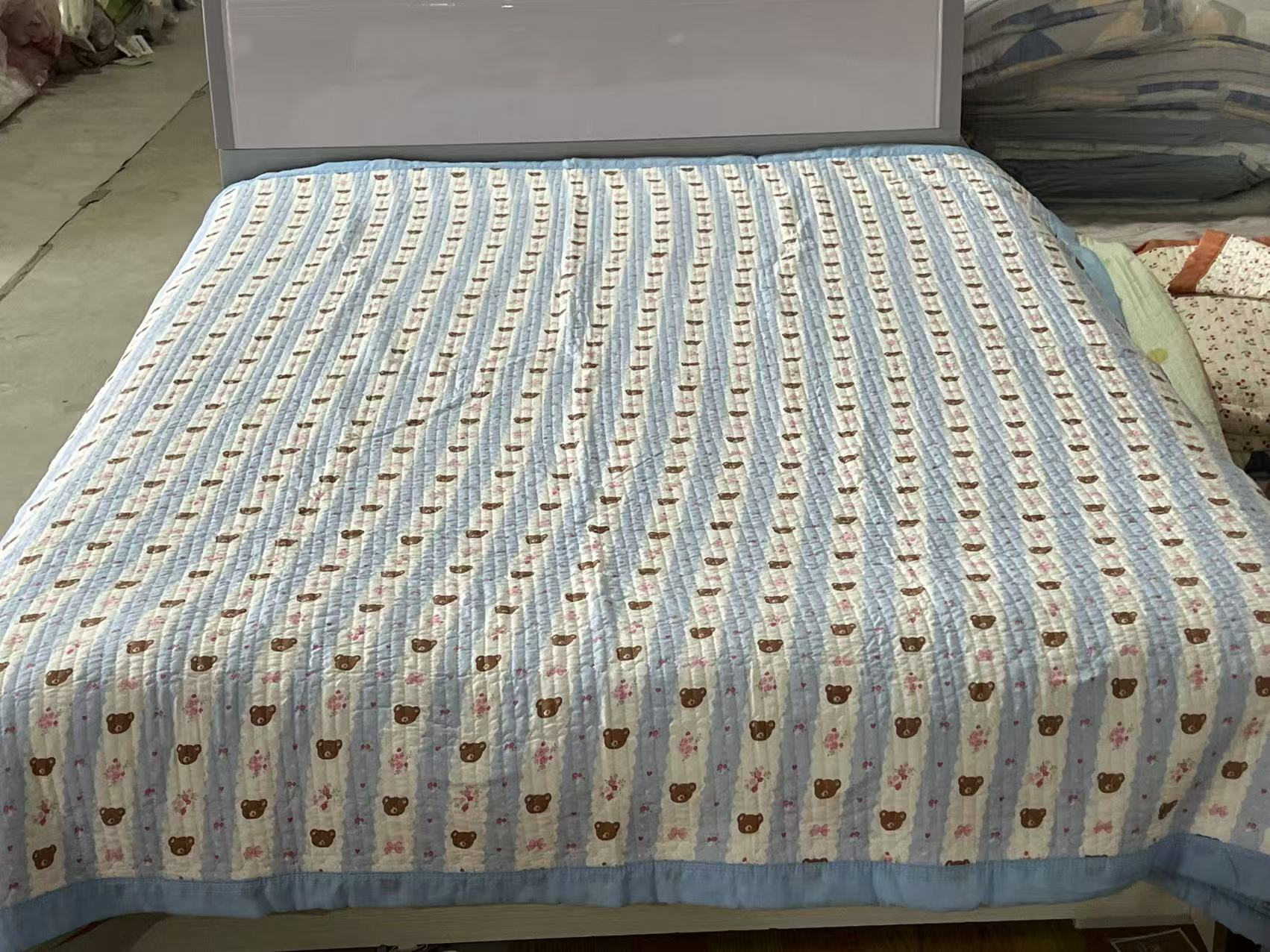 蓝色熊头200*230水洗棉加厚绗缝床盖