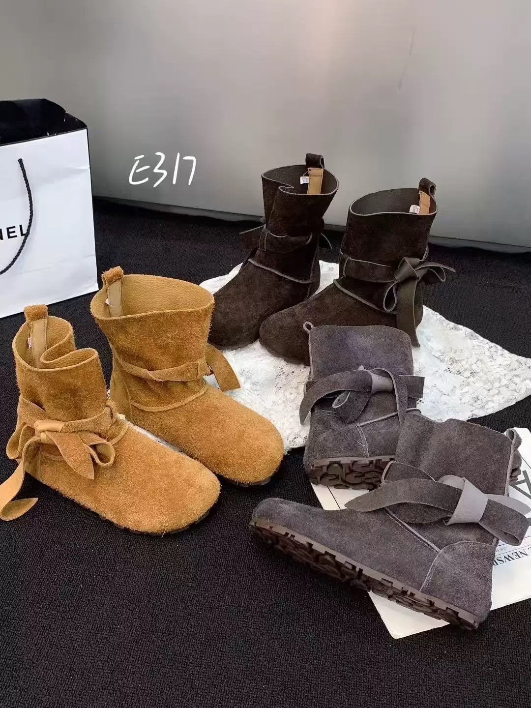 xk【Lisa同款】厚底皮带扣休闲风女鞋英伦风短靴秋冬复古马丁靴中筒