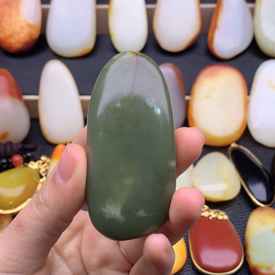 和田玉未镶嵌把件