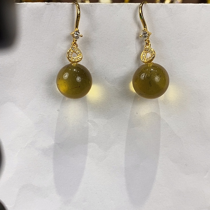 琥珀未镶嵌颈饰多人