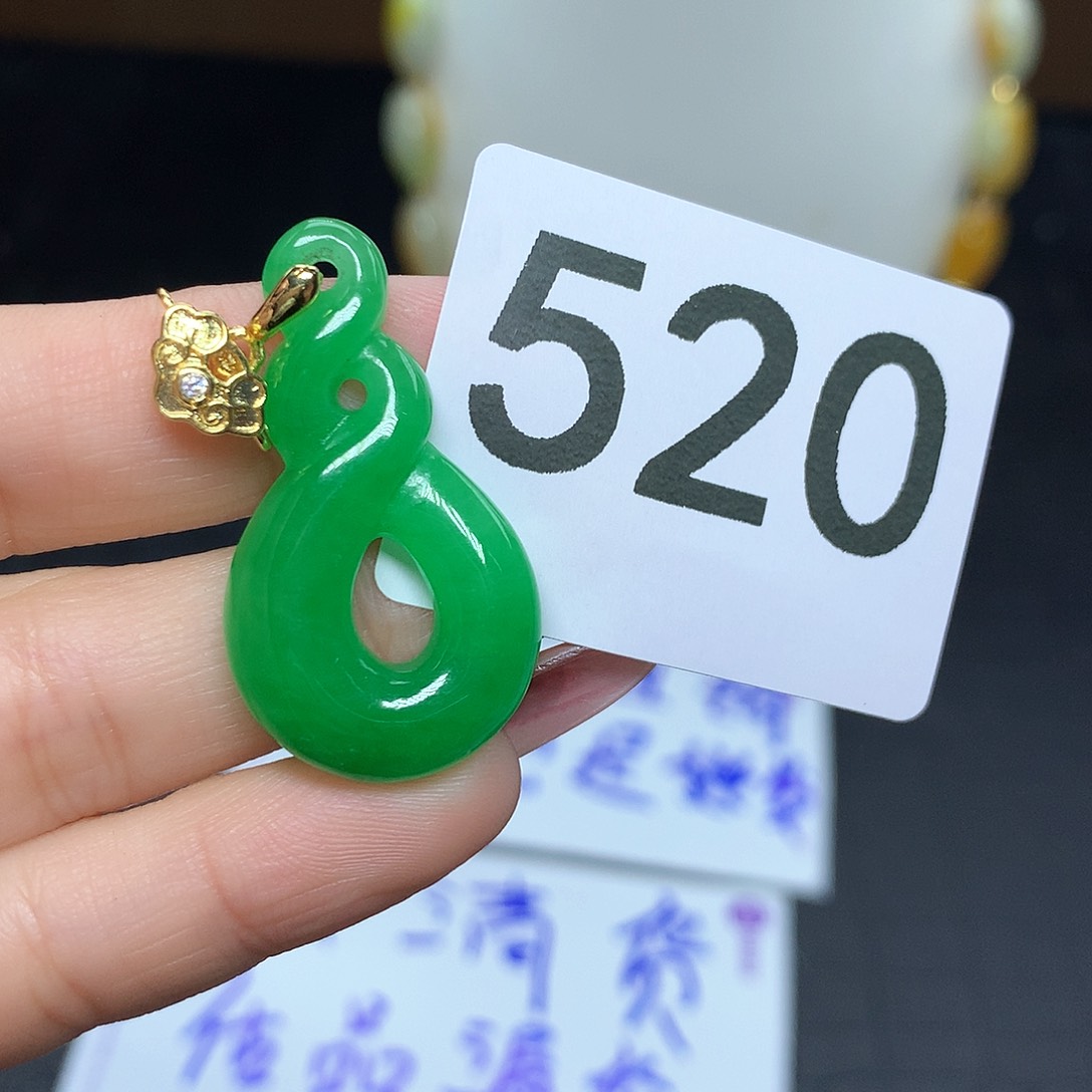 翡翠吊坠(赠链)未镶嵌